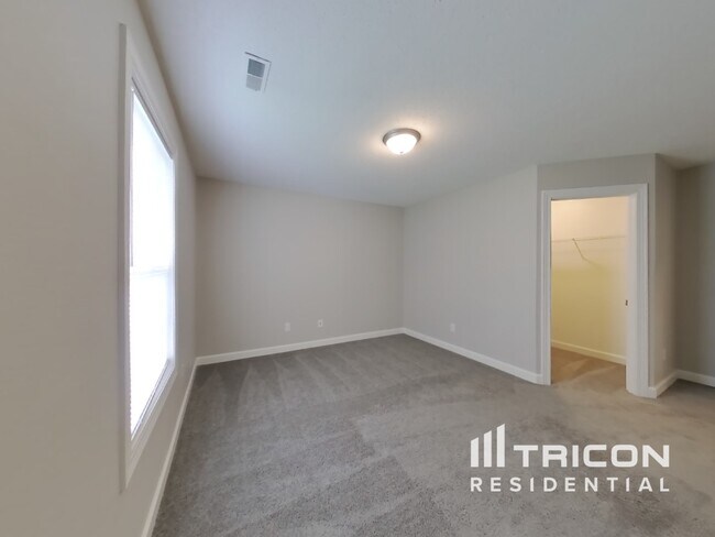 Building Photo - 2990 Parkview Dr