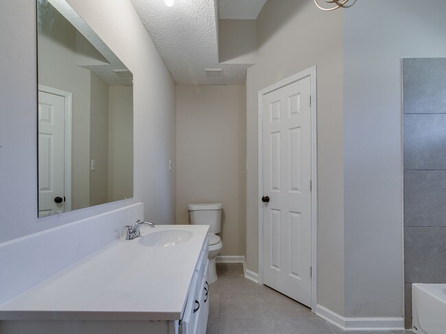 Building Photo - Renovated and Ready for Move In!