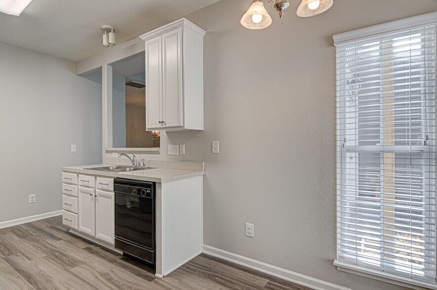 Building Photo - 5972 Hollow Wood Ct