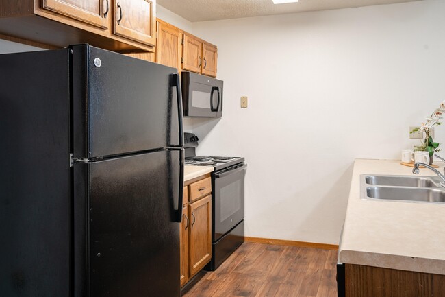 Fargo, ND Cedars 4 Apartments | 21B | Kitchen - Cedars 4