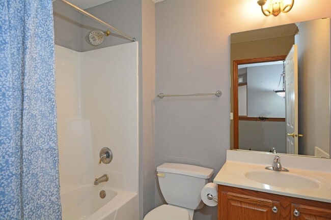 Building Photo - Beautiful 2-Bedroom 3-Bathroom Townhouse in Plymouth!