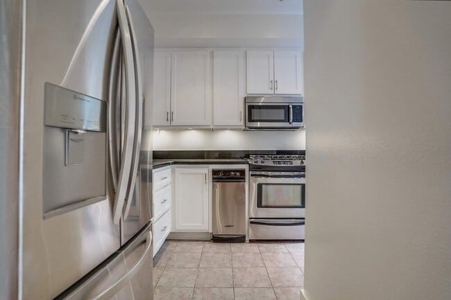 Building Photo - 852 N Poinsettia Pl