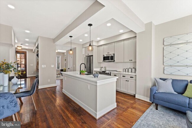 Building Photo - 705 Kentucky Ave SE