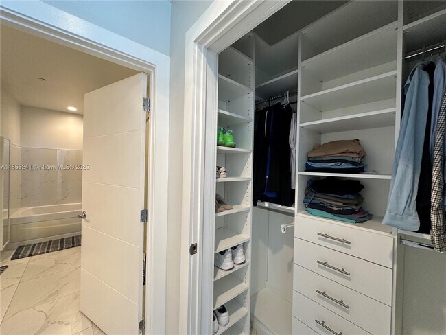 Building Photo - 950 Brickell Bay Dr