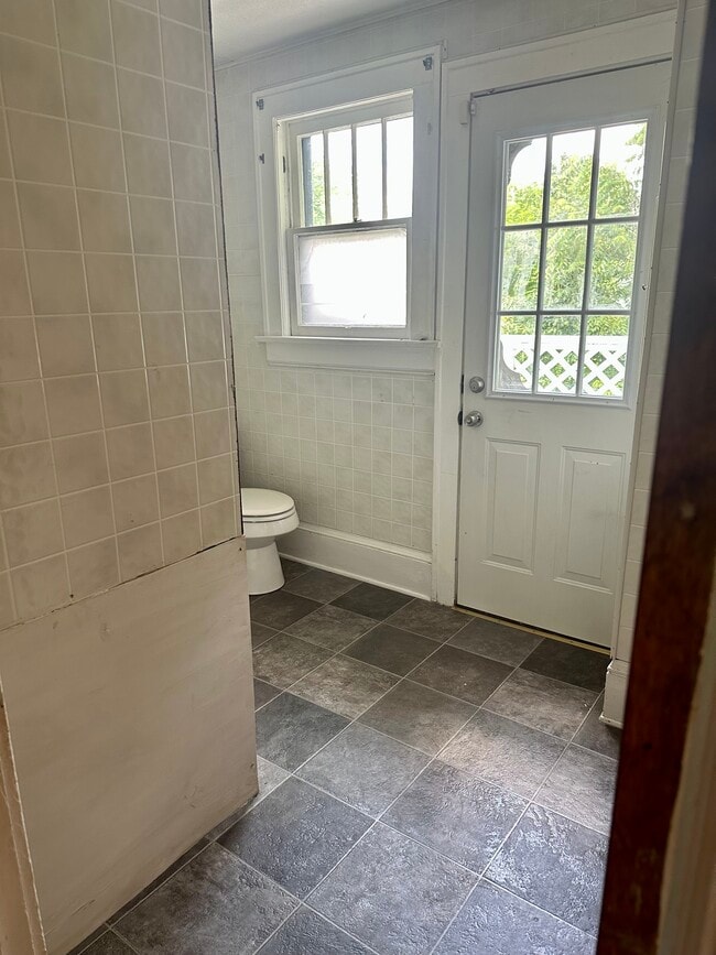 Building Photo - 265 Wildwood Ave