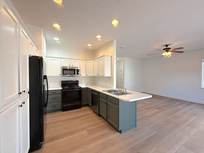 Building Photo - 3 Bed, 2 Bath, 2 Car garage Duplex Unit