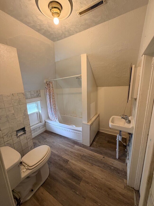 Building Photo - 1414 W 14th St