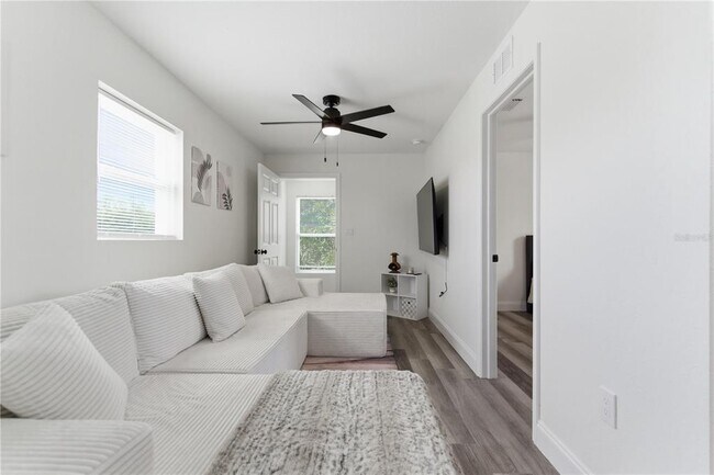 Building Photo - 1 31st St S