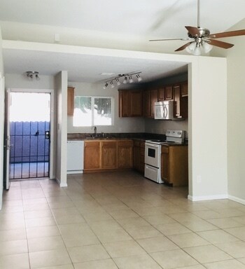 Building Photo - 2 bed 2 bath Town-home Gated  in Central Phoenix!