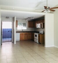 Building Photo - 2 bed 2 bath Town-home Gated  in Central Phoenix!