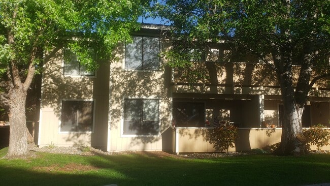 Building Photo - NEWLY REMODELED CONDO - 1 BED/1 BATH UPSTA...