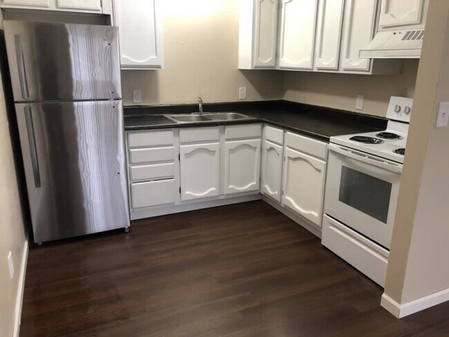 Building Photo - 411 Packwaukee St