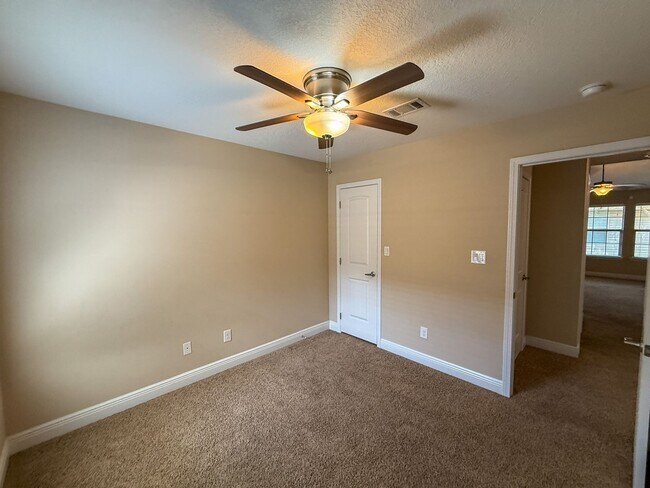 Building Photo - 3 Bedroom 2 Bath Home for Rent with Charmi...