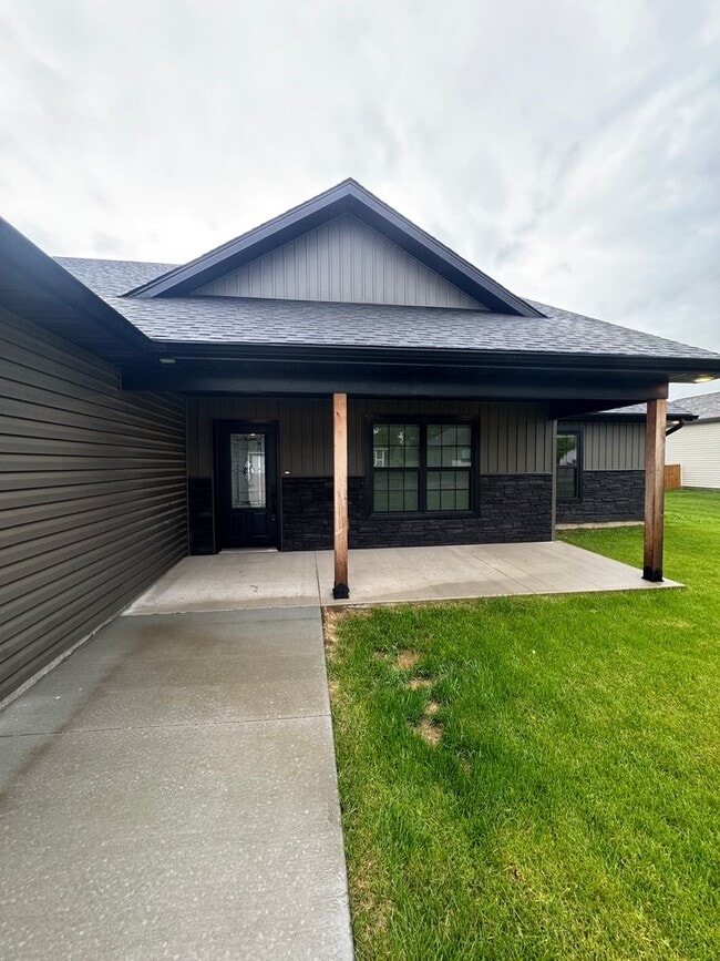 Building Photo - 3 bedroom 2 bath house