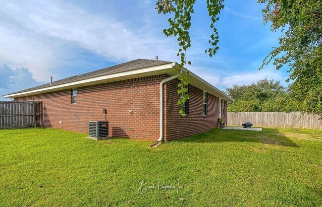 Building Photo - 4718 Lemoyne Vista