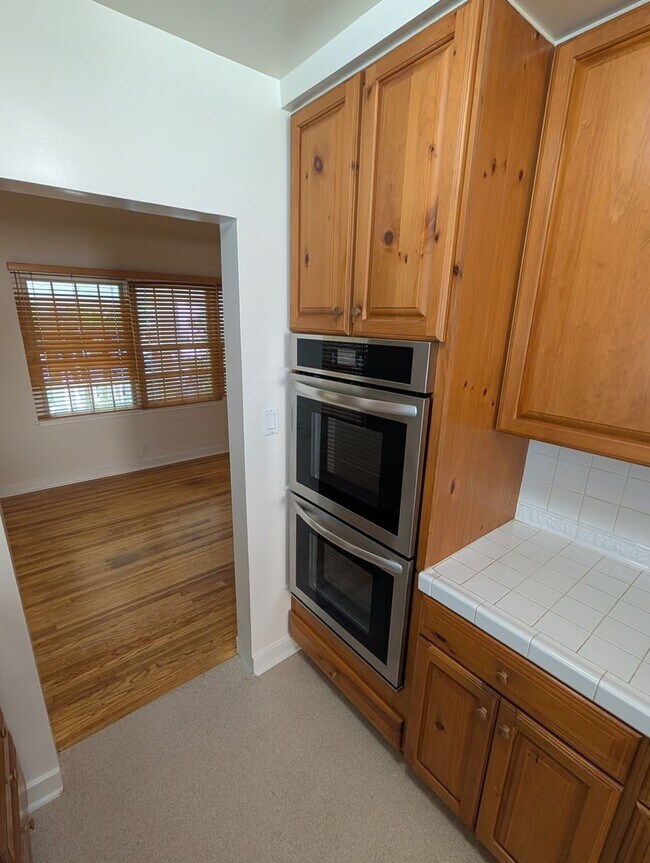 Building Photo - 1043 Pacific St