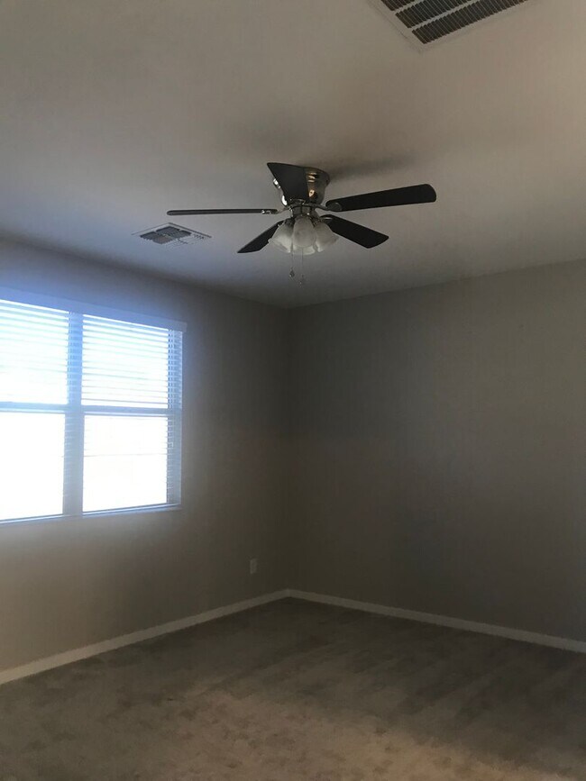 Building Photo - Beautiful Newer 3 bedroom Home Sweetwater ...