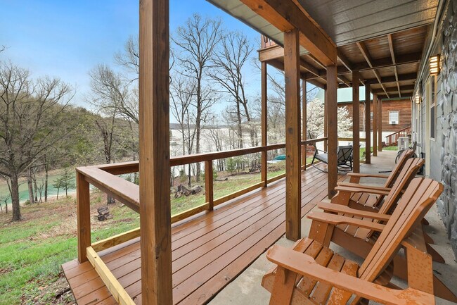 Building Photo - 211 Lakeshore Dr