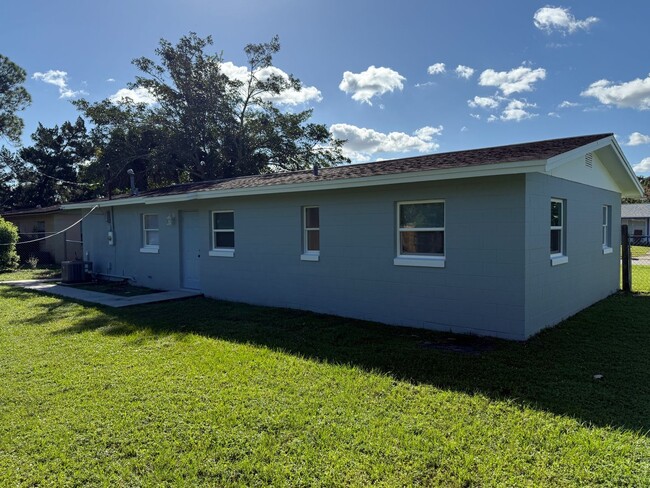 Building Photo - 3 Bedroom/1 Bathroom Single Family Home