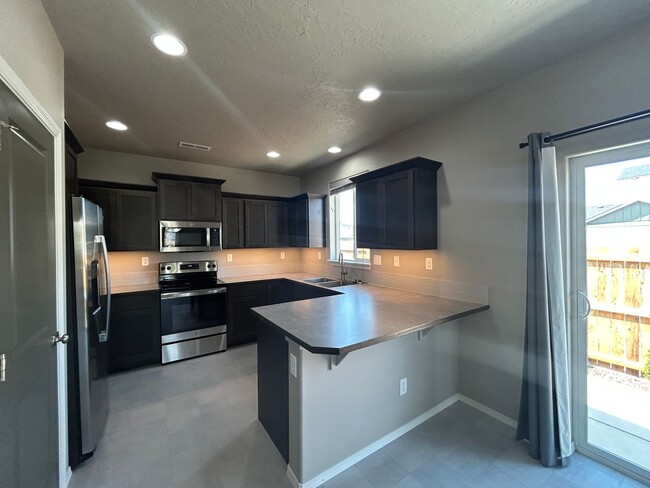 Building Photo - Newer 3 Bedroom / 2 Bathroom Home In NW Re...