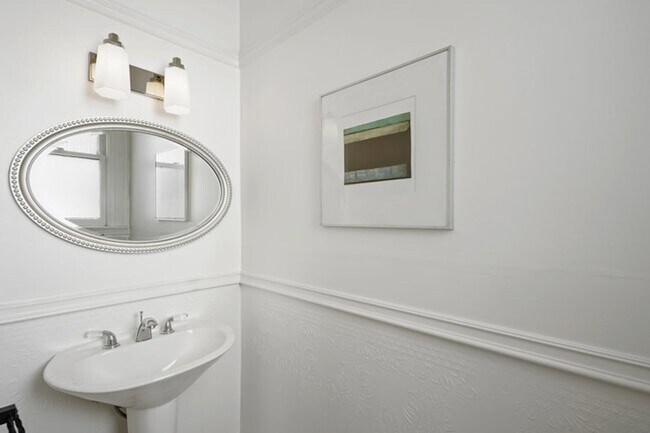 Building Photo - Gorgeous 4BR/2.5BA Nob Hill Home with Shar...