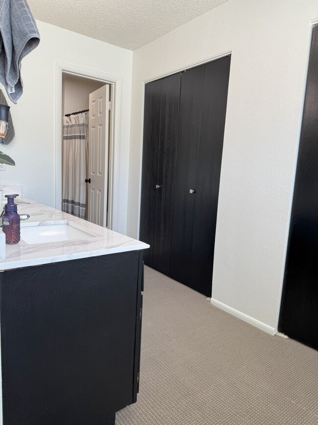 Building Photo - Charming 3-Bedroom Home with Modern Update...