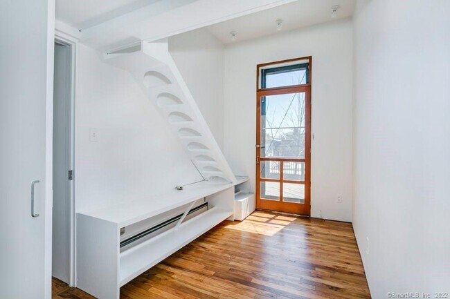 Building Photo - 558 Chapel St