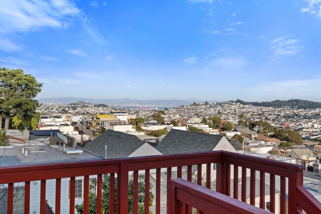 Building Photo - UPDATED LARGE BRIGHT 1800sf 3BR/2BA/1GR In...