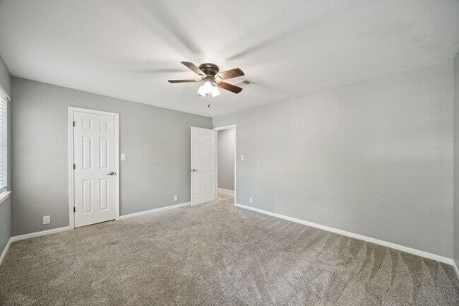 Building Photo - 553 Cane River Ln