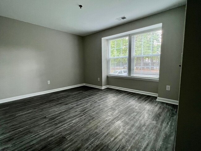 Building Photo - University Spacious 1st floor Condo