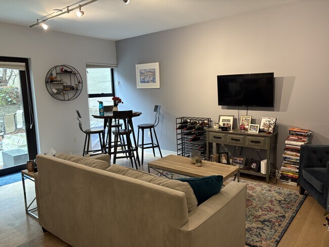 Building Photo - 1080 Sutter St