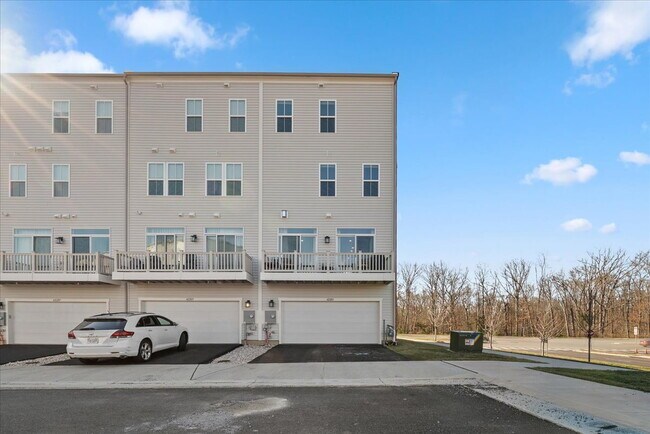 Building Photo - Stunning 4BR / 4.5BA End-Unit Townhome in Brambleton - Built in 2024!