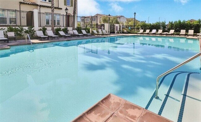 Building Photo - Luxurious 2 bed/ 2 bath townhouse in guard...