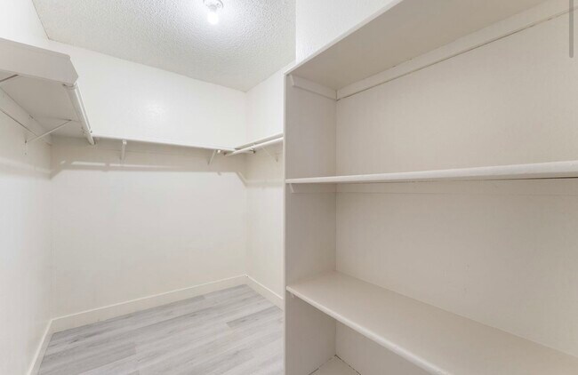 Building Photo - 200 Bel Port Dr