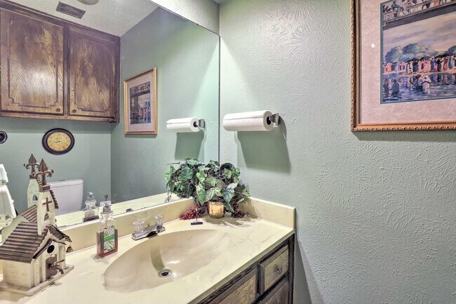 Building Photo - 2109 Woodside Dr