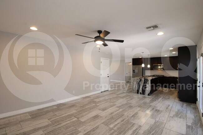 Building Photo - 1653 E Bishop Dr