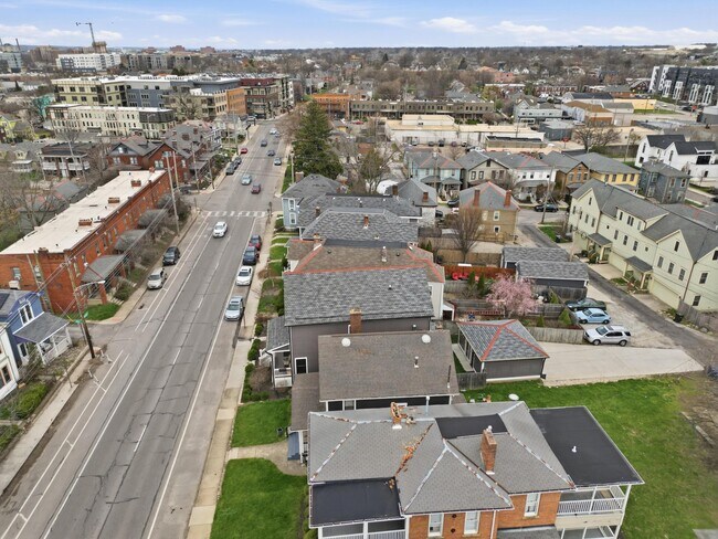 Building Photo - 1102 Summit St