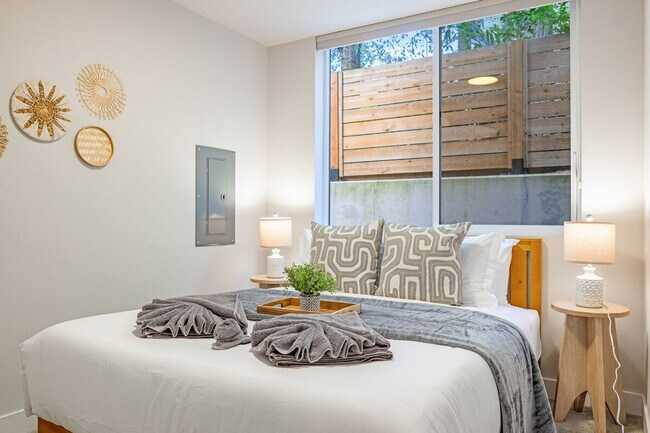 Building Photo - 1600 S Washington St