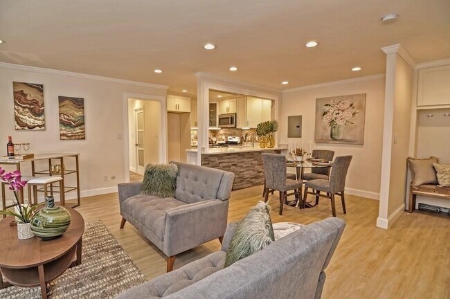 Building Photo - 10 Juniper St