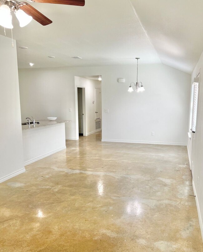 Building Photo - Cute Duplex On Amelia Earhart!