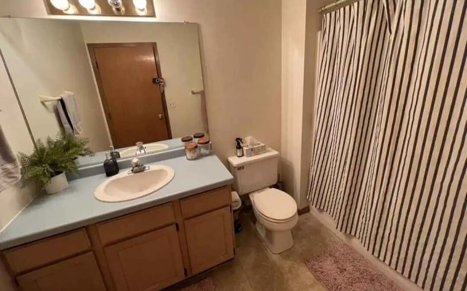 Third bathroom by bedrooms - 2425 Bostrom Ct