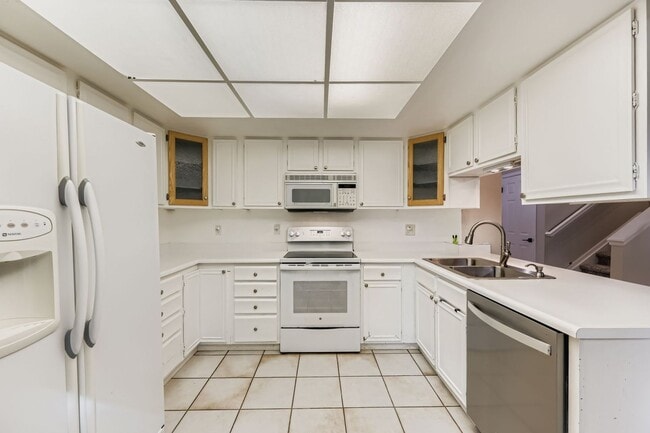 Building Photo - Stylish Townhome with Loft, Fireplace & Ga...