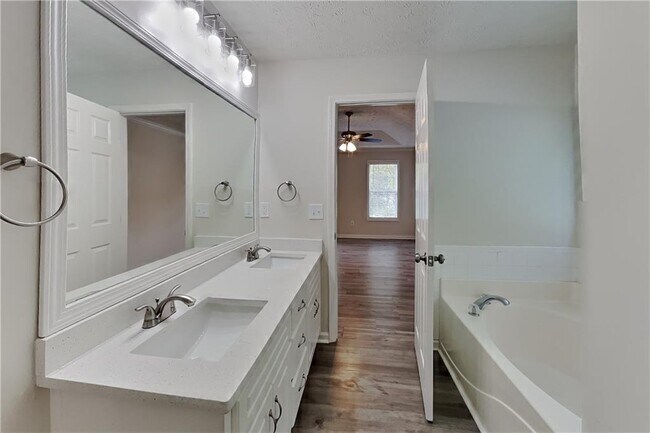 Building Photo - 2800 Alcovy River View