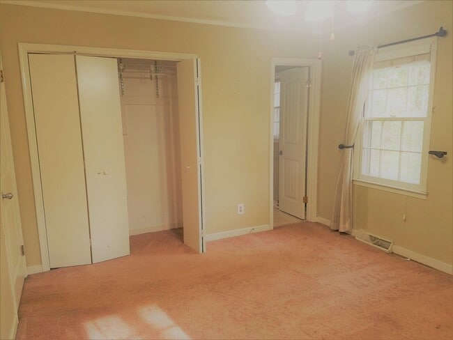 Building Photo - Spacious ranch home for rent