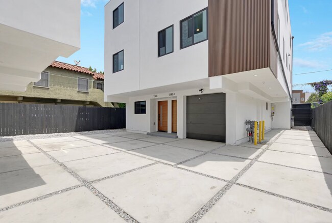 Building Photo - Newer Townhouse Available!
