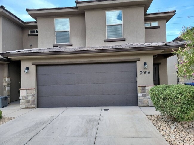 Building Photo - Stunning 3 bedroom, 2.5 bathroom