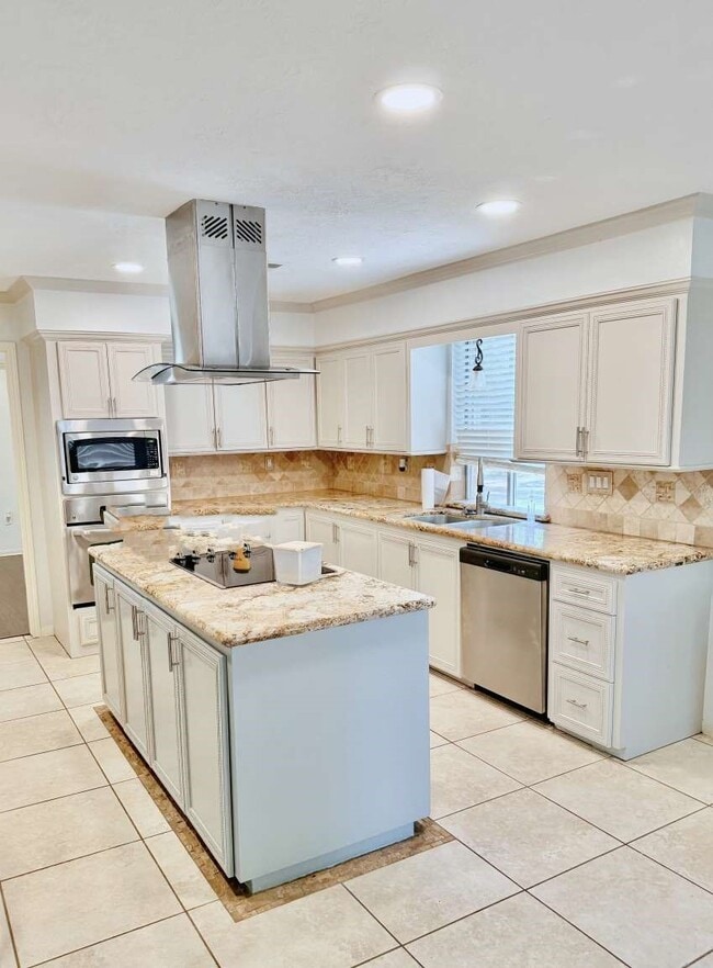Building Photo - 2118 Briarcrest Dr