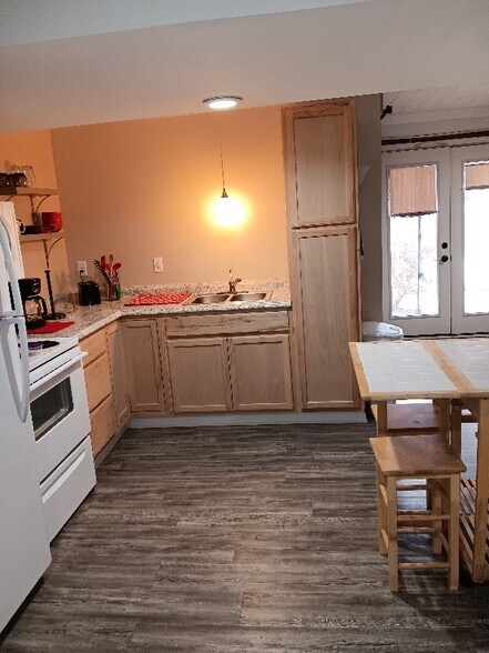 Building Photo - 5824 Pine Lake Dr