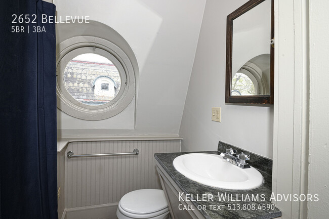 Building Photo - 2652 Bellevue-