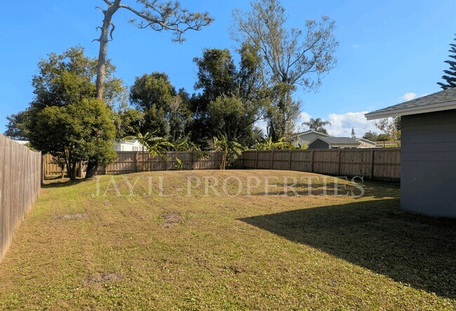 Building Photo - 1997 Bonneville Dr